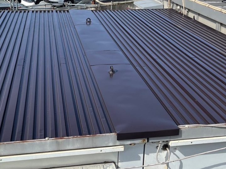 板金カバーと屋根塗装工事の完工