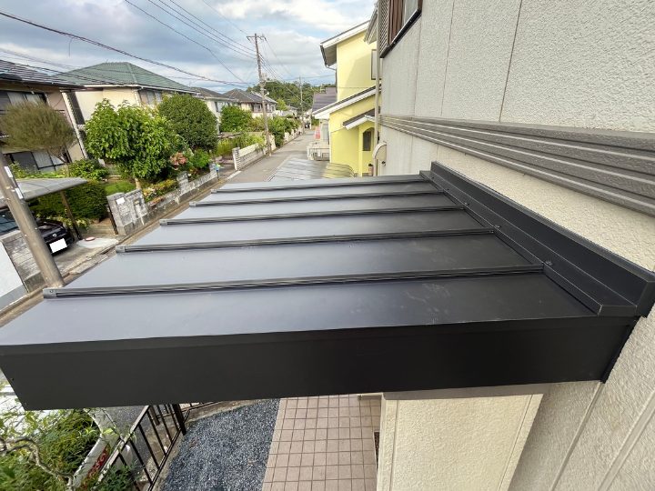 カバー工事が完工した庇