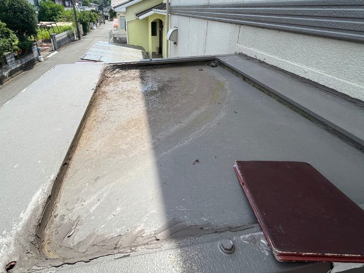 庇中央部のくぼみ