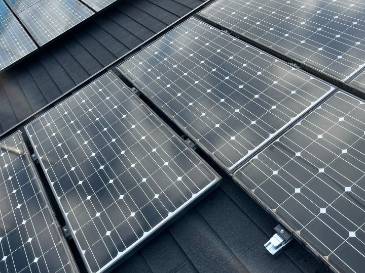 太陽光パネルの脱着を含む屋根カバー工事の完工