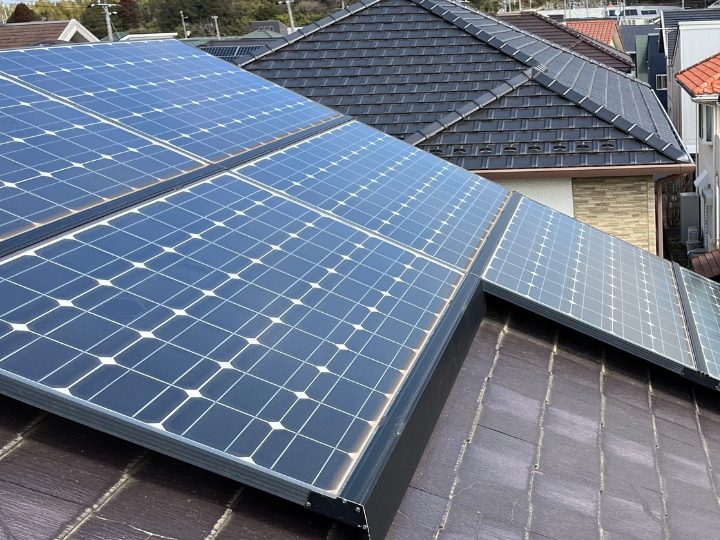 屋根に設置された太陽光パネル
