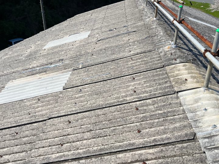 全体的に劣化している大波スレート