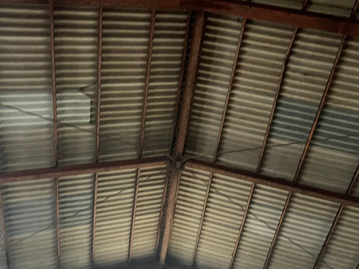 雨漏りが発生している倉庫屋根