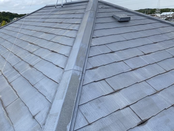 縁切り不足の劣化したスレート屋根