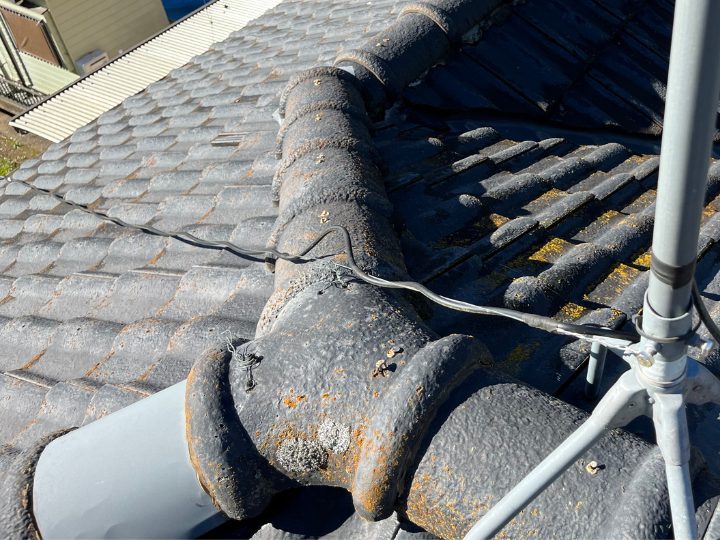 応急処置が施されたセメント瓦屋根