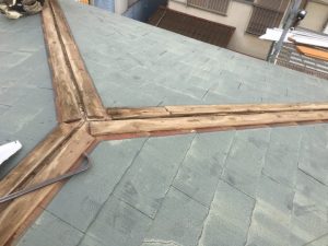 貫板が経年劣化した状態