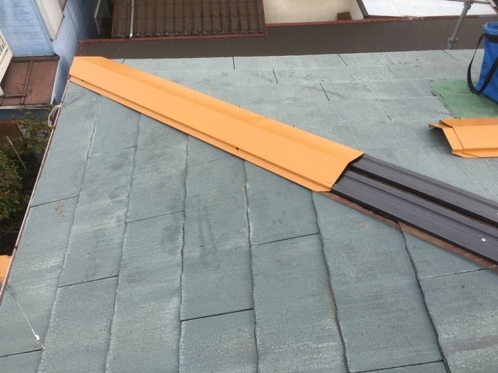 棟板金を取り付け