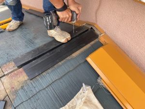 棟板金を一度取り外し貫板を設置