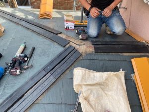 棟板金を一度取り外し