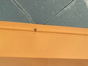 棟板金の一部釘が抜けそうな箇所