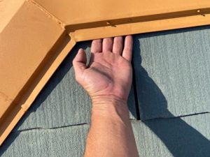 棟板金が少し浮いた状態