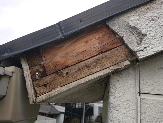 経年劣化して剥がれた破風板