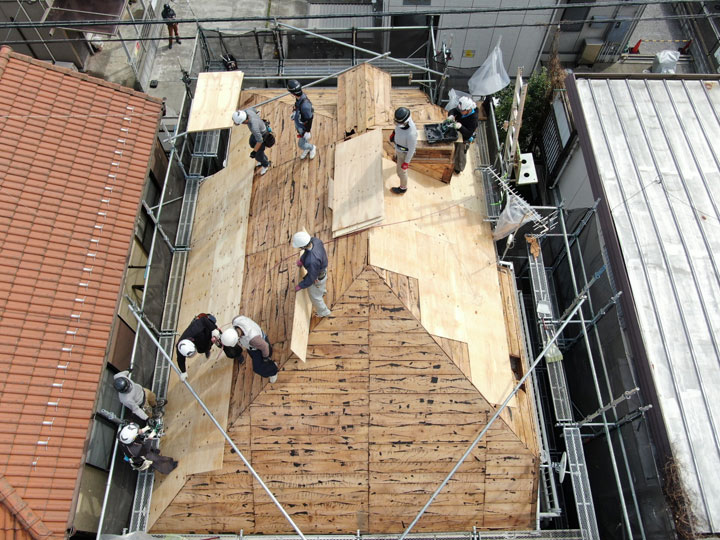 葺き替え工事の様子