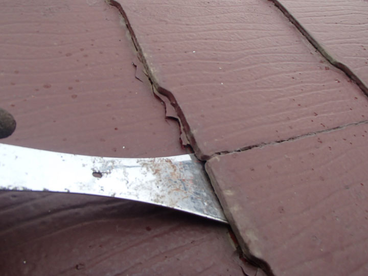 皮すきで縁切りを行う様子