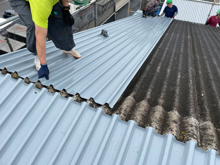 屋根カバー工事の様子