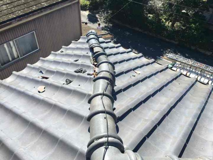 崩れて蛇行した隅棟瓦