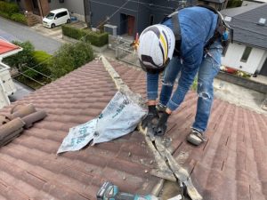 棟の瓦を撤去