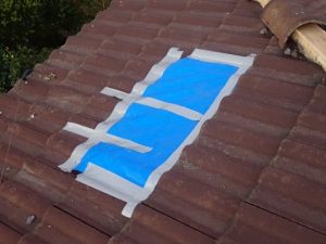 ブルーシートで養生して雨水対策