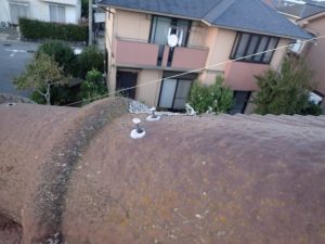 冠瓦は釘2本でしか固定