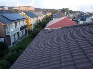 台風で損傷したセメント瓦屋根