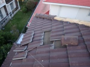 台風で損傷したセメント瓦屋根の状態