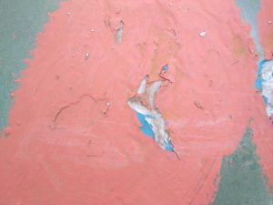 コーキングによる補修跡が劣化した状態