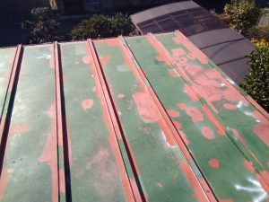 瓦棒の屋根は錆（さび）や変色などが確認できる状態
