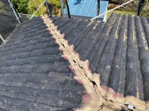 既存の棟瓦を取り外し