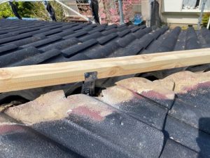 補強金具の取り付け作業