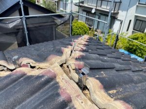 既存の棟瓦を取り外し作業