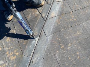 コーキング処理する作業風景