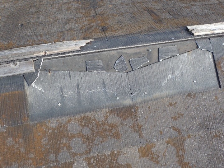 棟板金が損傷し下地の木材(貫下地)は劣化
