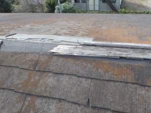 破損した棟板金を点検調査