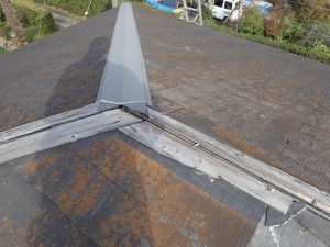 破損した棟板金