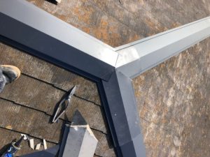 新規の棟板金の取り付け作業後の屋根