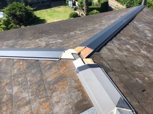 新規の棟板金の取り付け作業