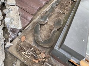 周囲の瓦を取り外して天窓を撤去