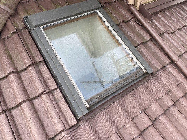 ゴムパッキンの劣化が目立つ天窓