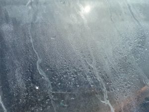 劣化して雨漏りする天窓の状態