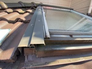 劣化した既存の天窓を点検