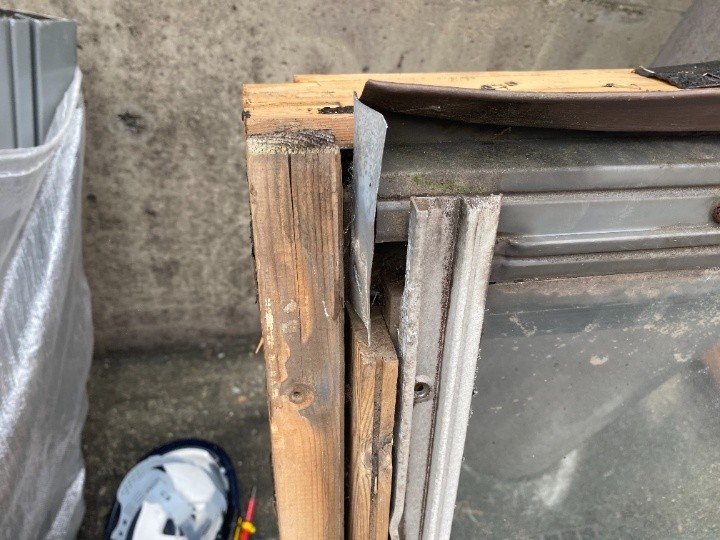 天窓の木枠に白化現象を発生