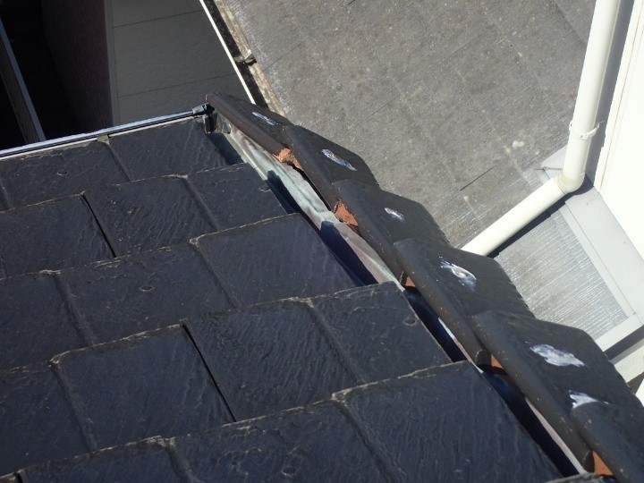 ズレた屋根の瓦の状態