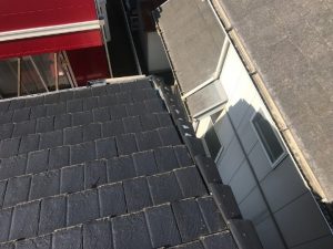 瓦屋根の瓦がズレている状態