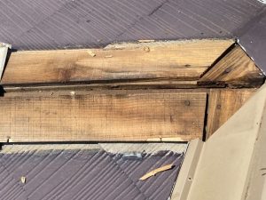 既存の「貫板」を撤去