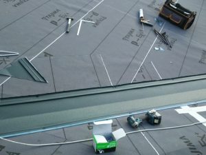 防水紙（ルーフィング）を敷設する作業