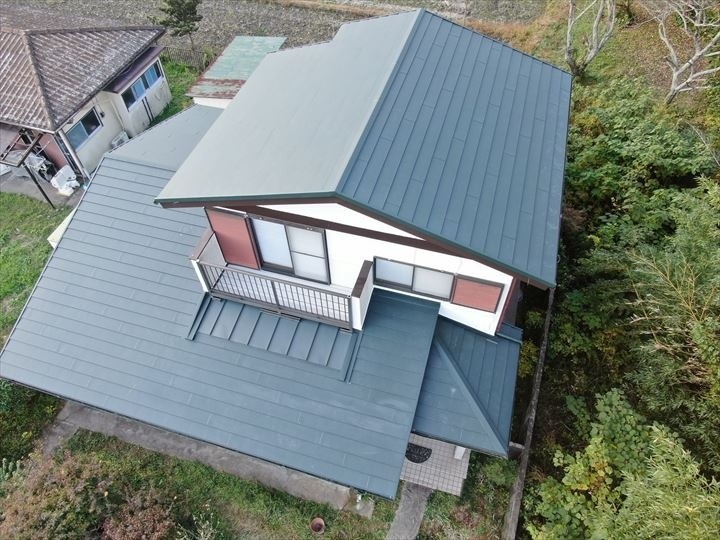 スーパーガルテクトを用いた屋根カバー工法（工事）が無事に竣工