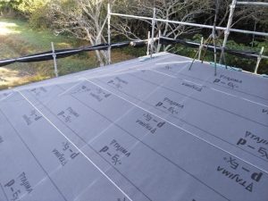 防水紙を敷設する作業風景