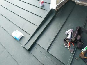 瓦棒屋根を補強する作業工程