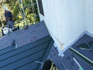屋根材スーパーガルテクトを敷設