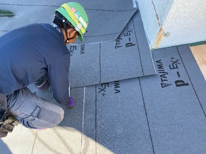 防水紙を敷設する作業工程